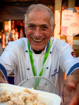 Chef Sergio Crivelli sorridente na sala