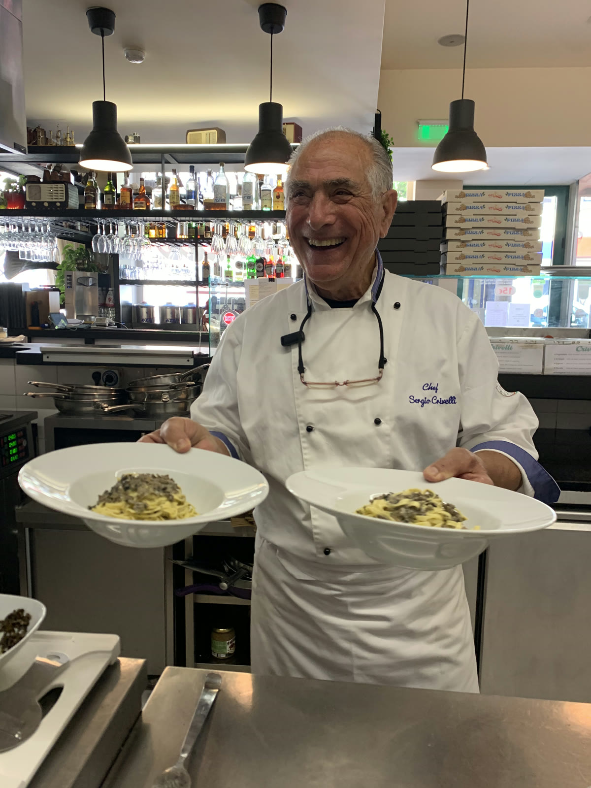 Chef Sergio Crivelli na sala do restaurante