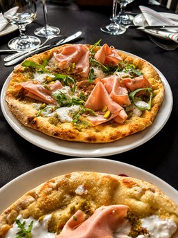 Pizza com presunto e burrata