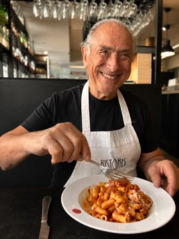 Chef a provar um prato de massa