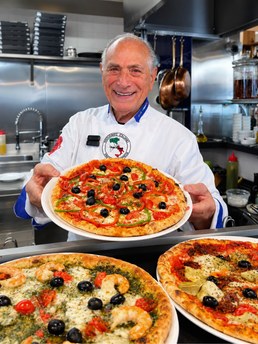 Chef a servir pizzas acabadas de fazer