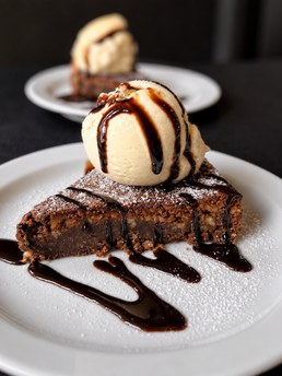 Sobremesa de chocolate com gelado
