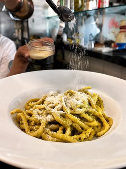 Spaghetti com pesto e queijo ralado na hora