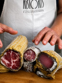 Enchidos e curados italianos fatiados